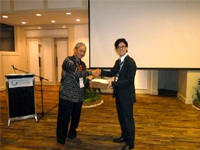 Mr. Shoji Yamashita, Energy Technology Department, Osaka Gas receives the poster announcement award.