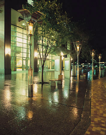 大阪府河内長野市 市民交流センター「キックス」前広場 2002年9月撮影