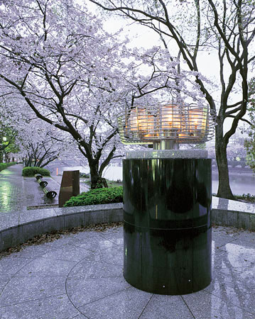 広島県広島市 原爆犠牲者追憶之碑（元安川河岸緑地） 2005年4月撮影